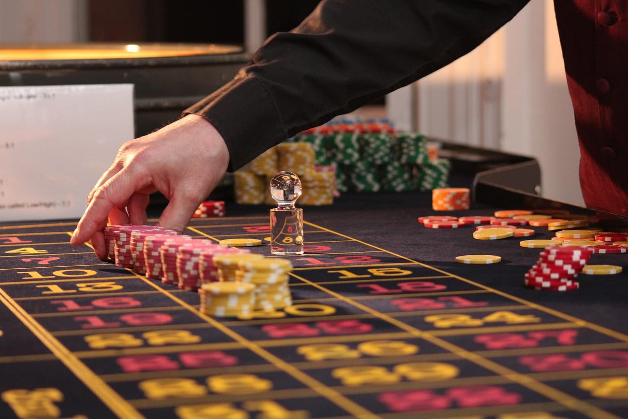 Người chơi Việt Nam thử game bắn cá trực tuyến trên điện thoại tại nhà